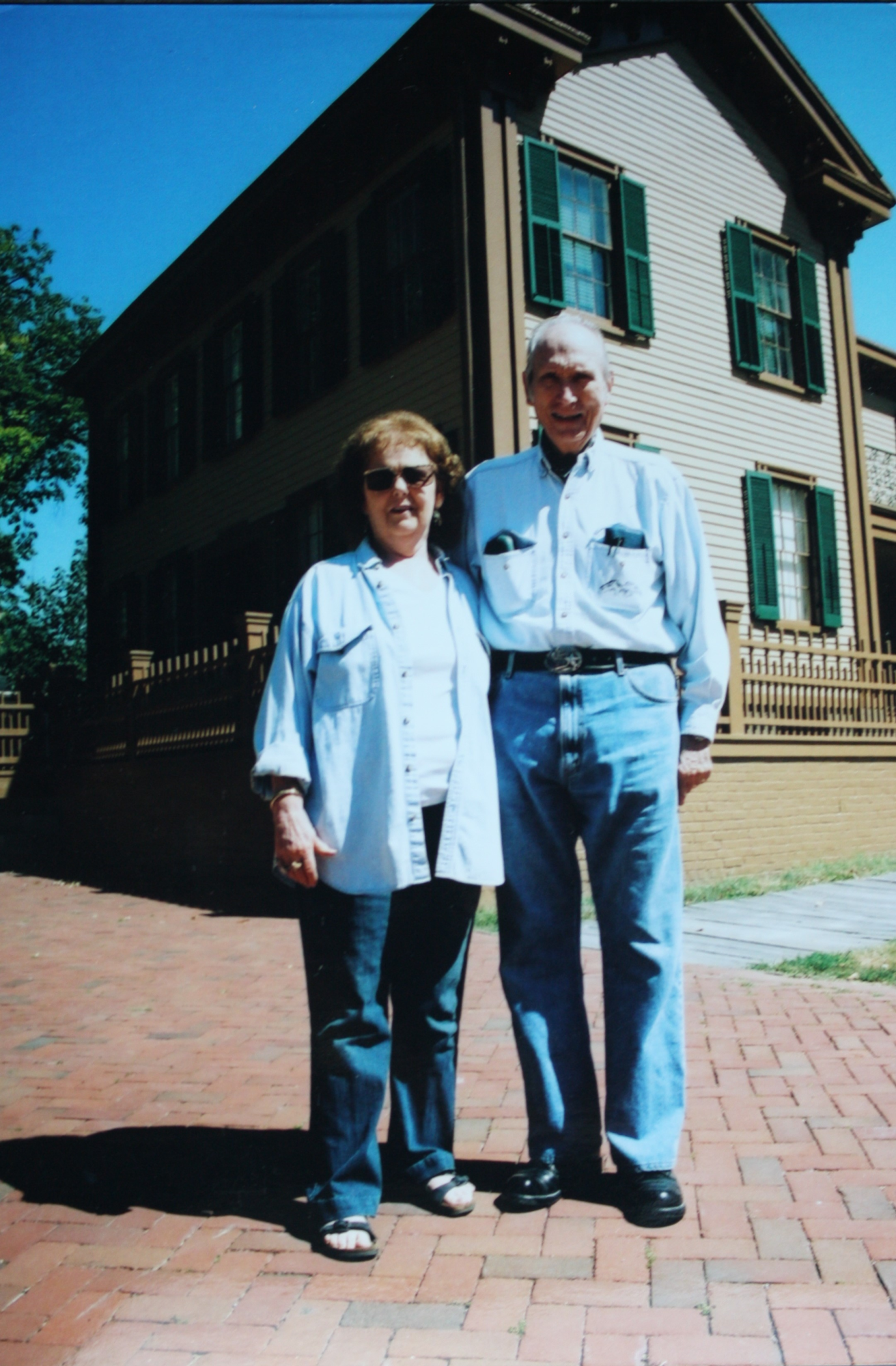 Wayne and Sandy Temple standing outside of the Lincoln Home National Historic Site in Springfield.