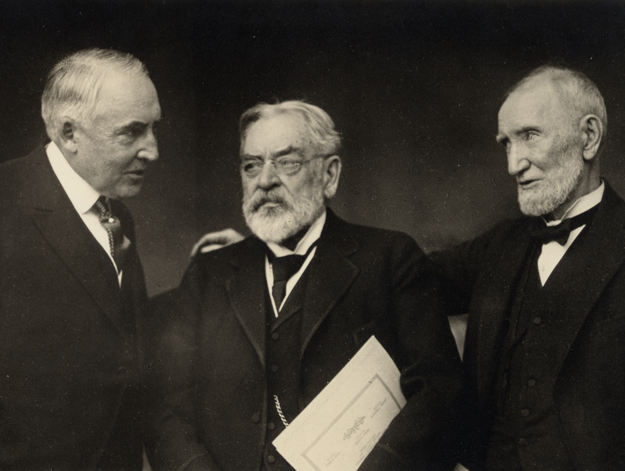 Robert Todd Lincoln standing between President Warren G. Harding (left) and former Speaker of the House, Joseph Cannon (right) at the dedication of the Lincoln Memorial in Washington, D.C.